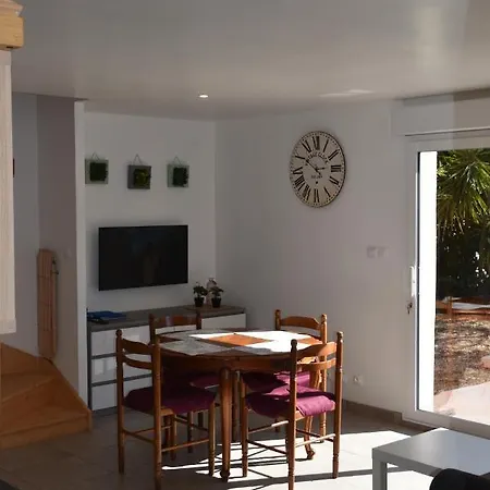 Lumineux Deux Pieces En Rez De Jardin Hyères
